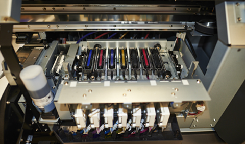 The heads are aligned in a single row, as can be seen here from the capping stations.